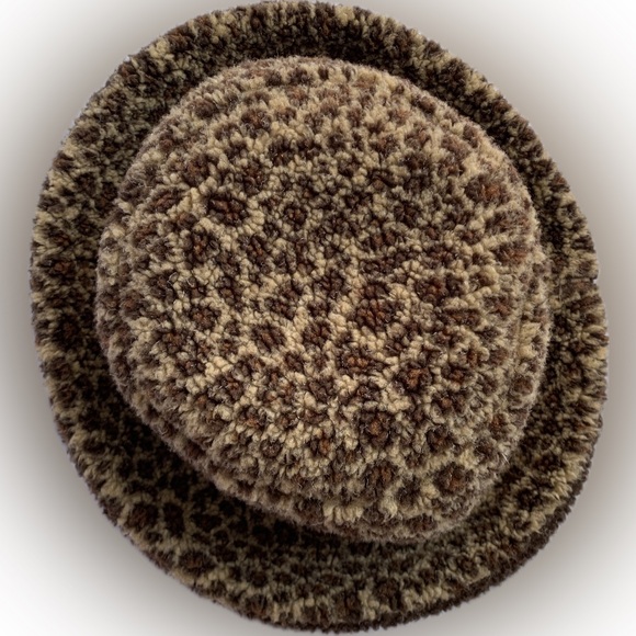 Reversible Sherpa Animal Print Bucket Hat! Inside out it's brown 🤠 - Picture 3 of 6
